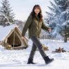 ヌプシ ブーティ ウォータープルーフ VII ショートを履いて、雪の積もった冬のキャンプ場を楽しそうに歩いている