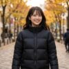 ヌプシジャケットを着て、秋の石畳や並木道のある街を楽しそうに歩いている
