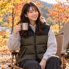 ヌプシベストをパーカーの上に着て、秋のキャンプ場で楽しそうに過ごしている