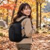 ノースフェイスのスモールデイを背負って、秋のキャンプ場を楽しそうに散策している