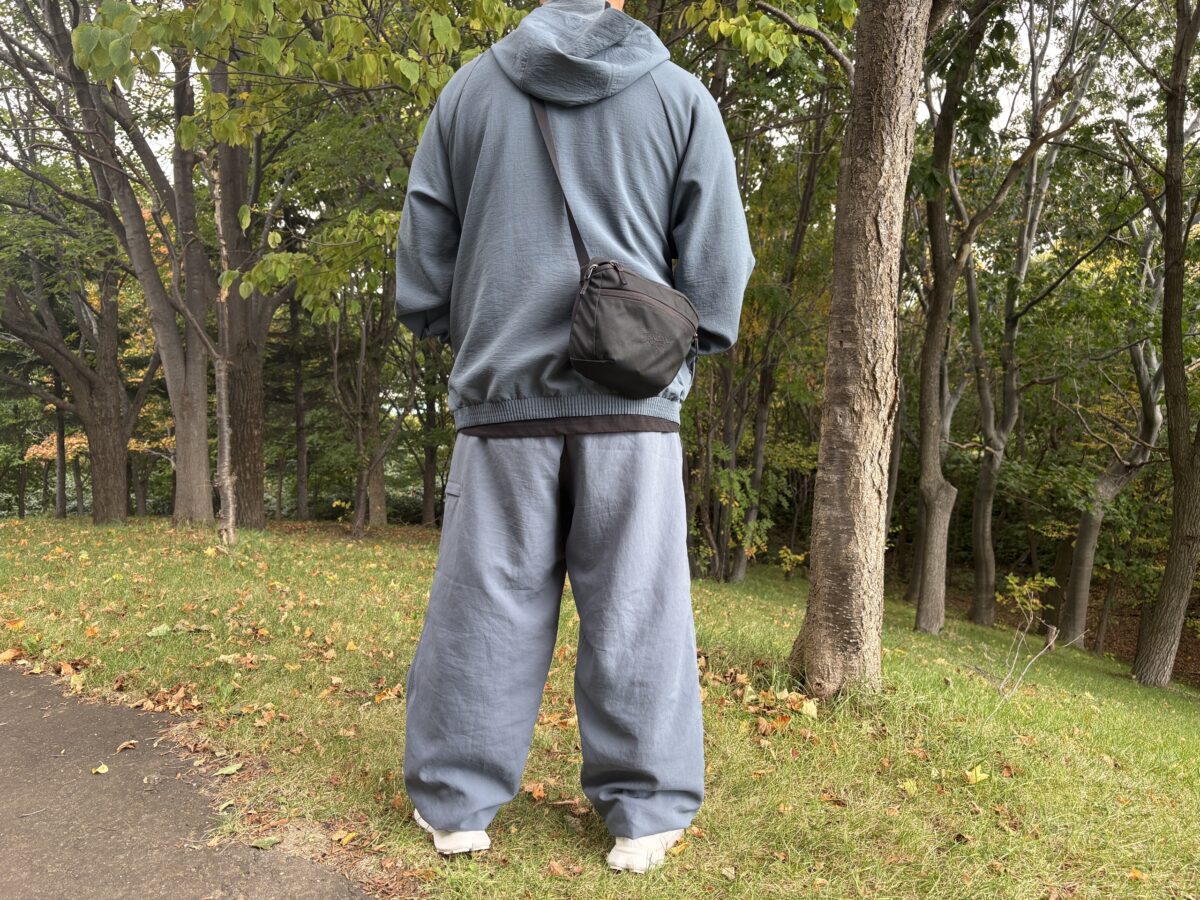 トランクルフルジップフーディとビューポイントパンツをスレートグレーでそろえた後ろ姿
