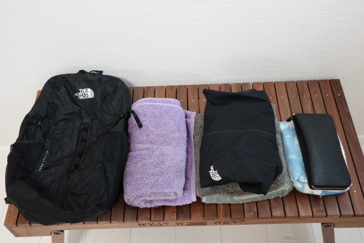 メイフライパック22とタオル・着替えなどの荷物