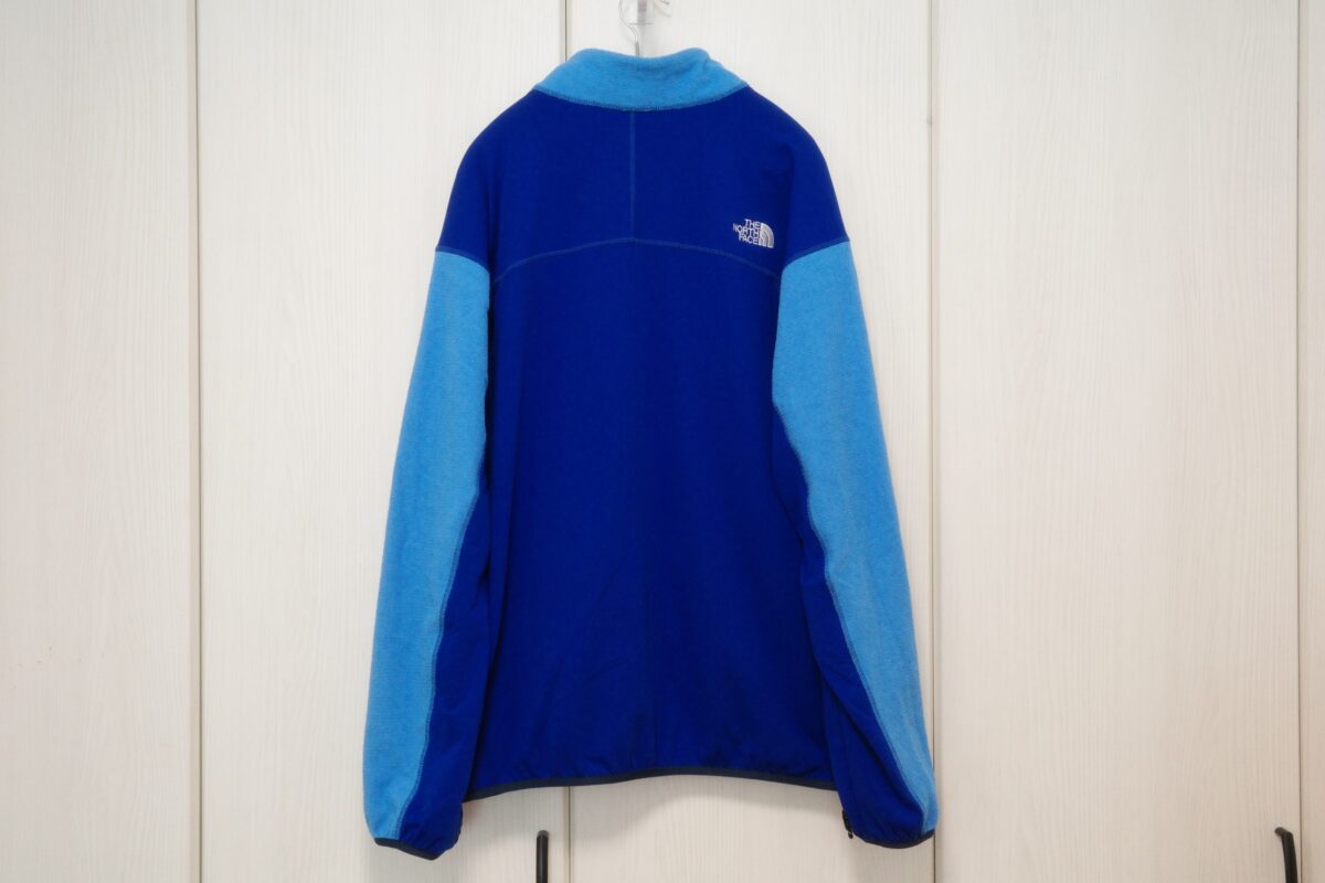 バーサベントフリースジャケット(マリーナブルー×TNFブルー)の背面