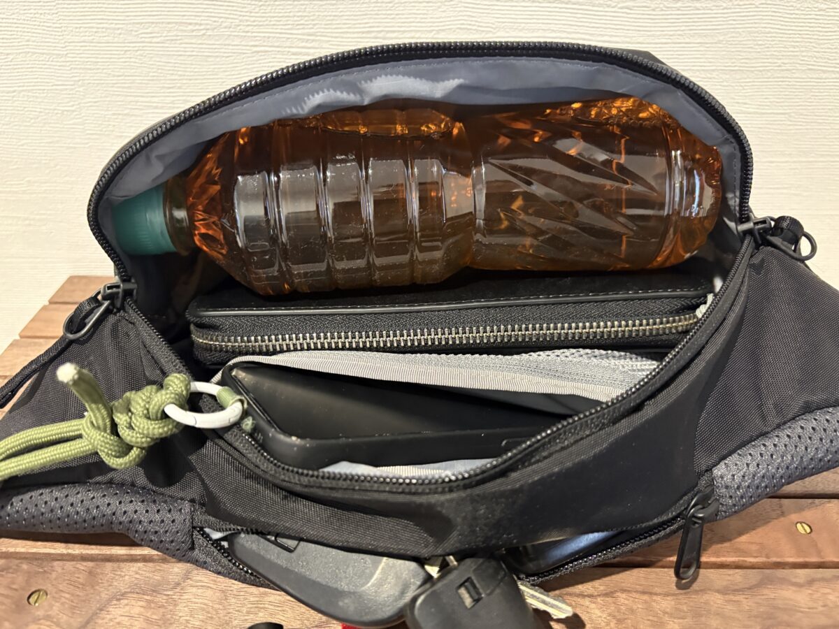 オリオン3に500mlのペットボトルと長財布、小物を入れた様子