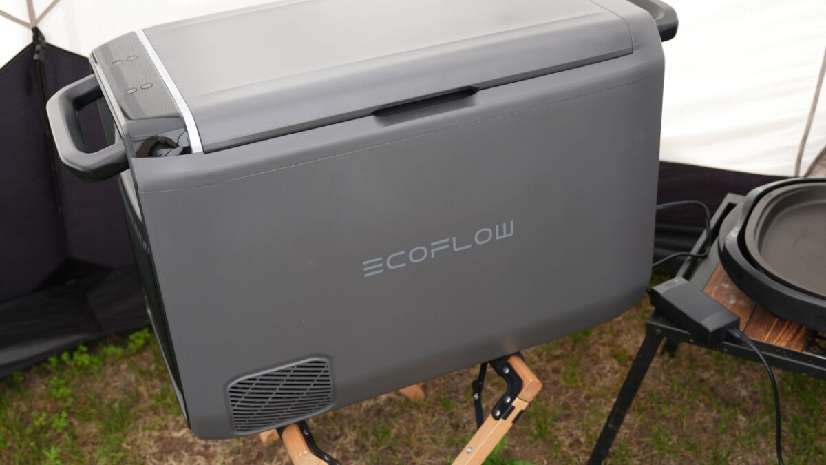 キャンプサイトに置いたEcoFlow GLACIER Classic 45L