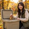 秋のキャンプ場で、YETI ローディ24から飲み物を取り出している