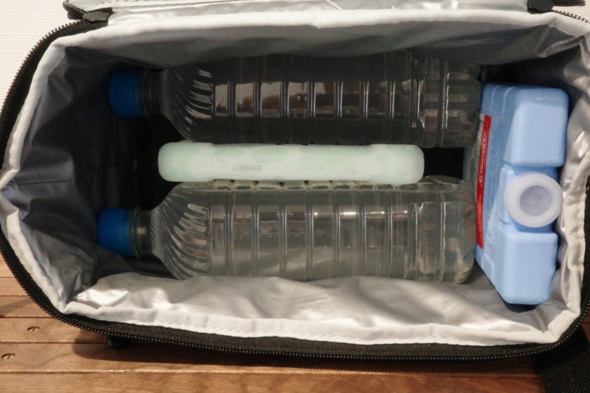 ソフトクーラーに保冷剤と飲み物を入れたところ