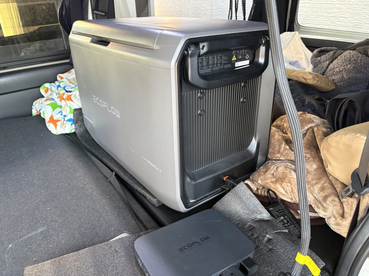 車内に設置したオルタネーターチャージャーとポータブル電源