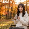 New Standard Square Logo Hoodieを着て、秋のキャンプ場でチェアに座り、ゆったりくつろいでいる