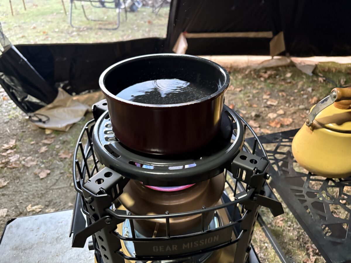 K3-GM1の天板で鍋のお湯を沸かしているところ