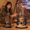 秋の夕方、大きなテントの中で、トヨトミ K3-GM1の上でお湯を沸かしながら温まっている