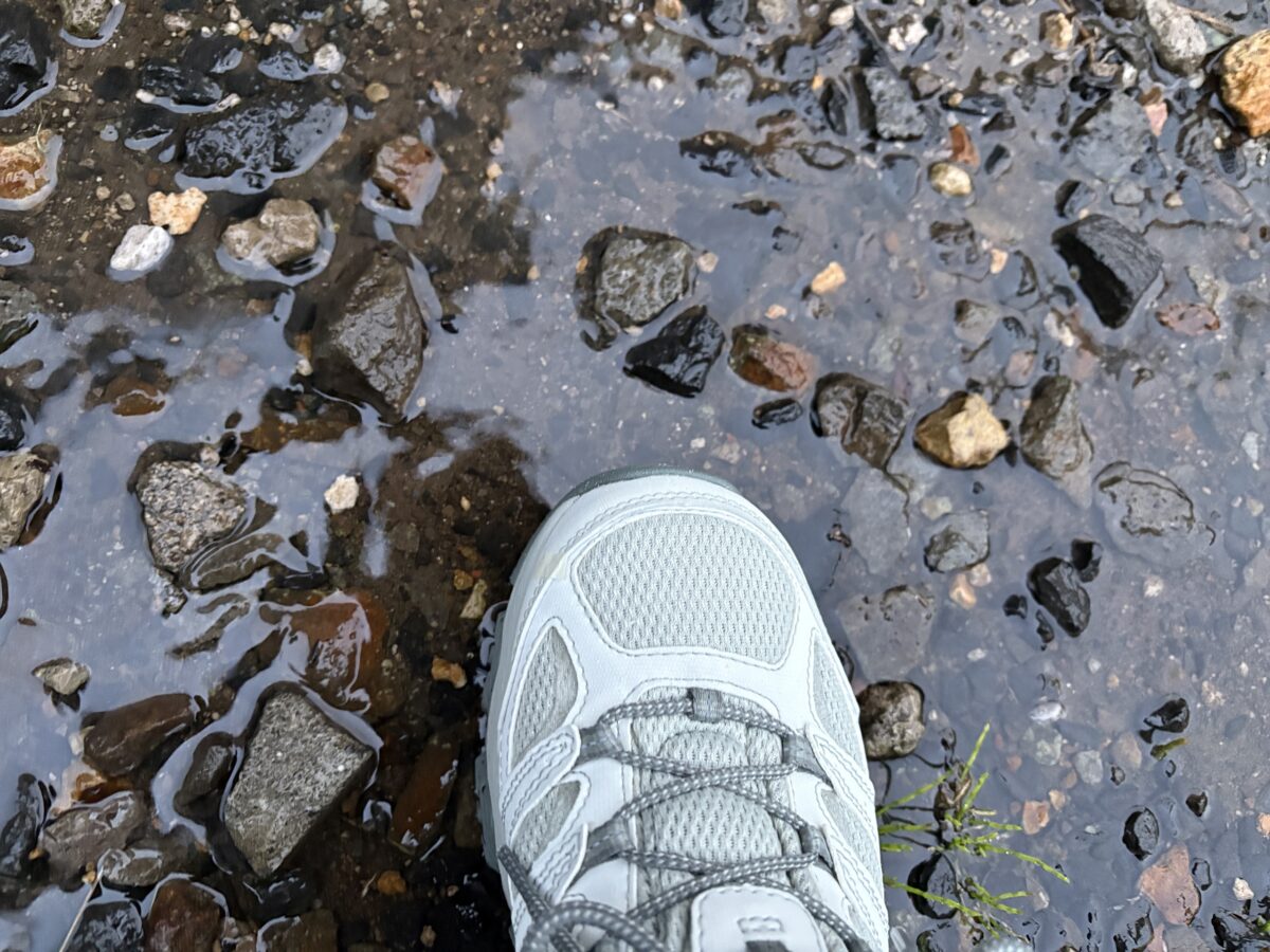 石の転がる水たまりに入ったメレル モアブ3 ゴアテックス