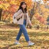 トレッキングシューズを履いて、秋の公園の芝生を楽しそうに歩いている